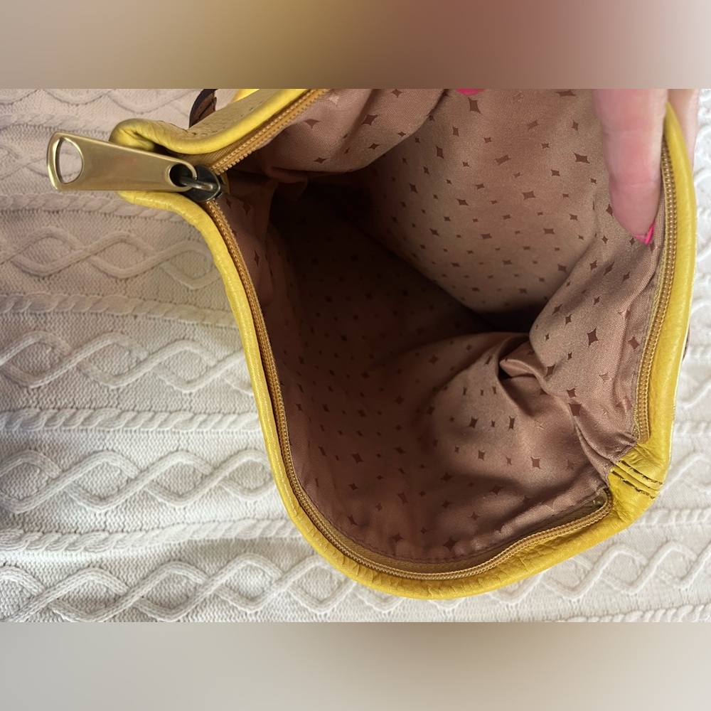 Fossil Large Yellow Leather Shoulder Bag spacious with Several Compartments - Picture 15 of 17